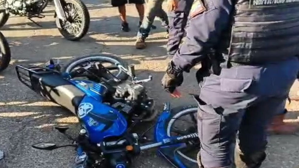 Un accidente de tránsito entre motos ocurrió en horas de la tarde de este jueves en la Av. Principal “Don Valmore Rodríguez” a la altura de la calle Pollo Pinto de la parroquia La Victoria de la ciudad de Bachaquero.