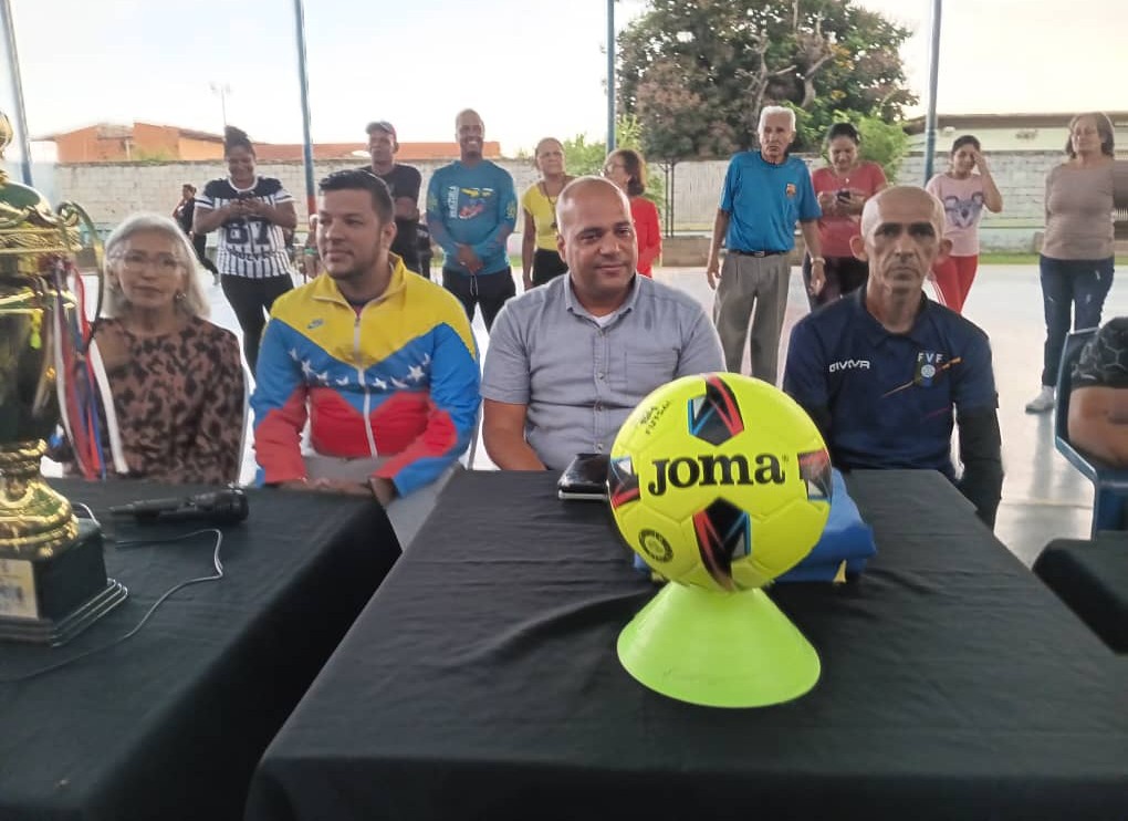 Alcalde Frank Carreño abanderó equipo de Fútbol Atlético Cabimas