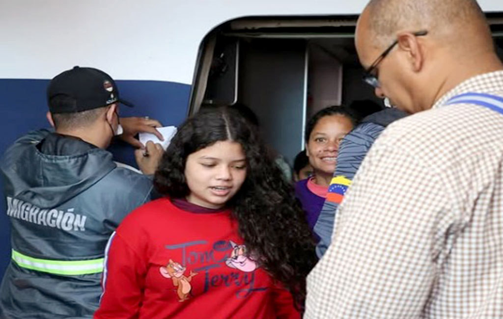 Arribó al país vuelo con más de 200 migrantes venezolanos repatriados desde EEUU