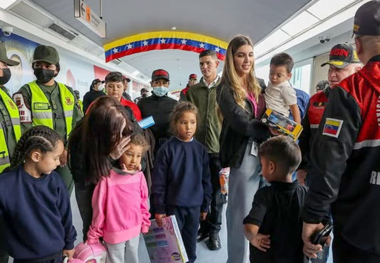 Aterrizó avión desde EE UU con 194 migrantes deportados