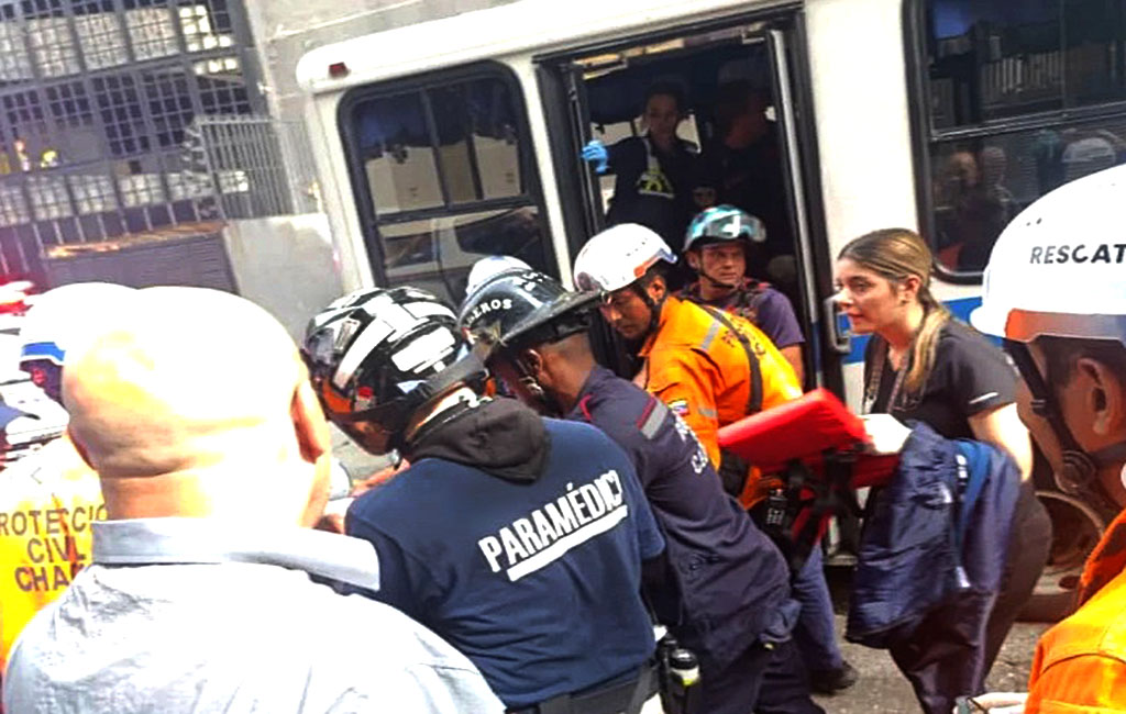 Choque de buseta contra un árbol deja nueve heridos en Caracas