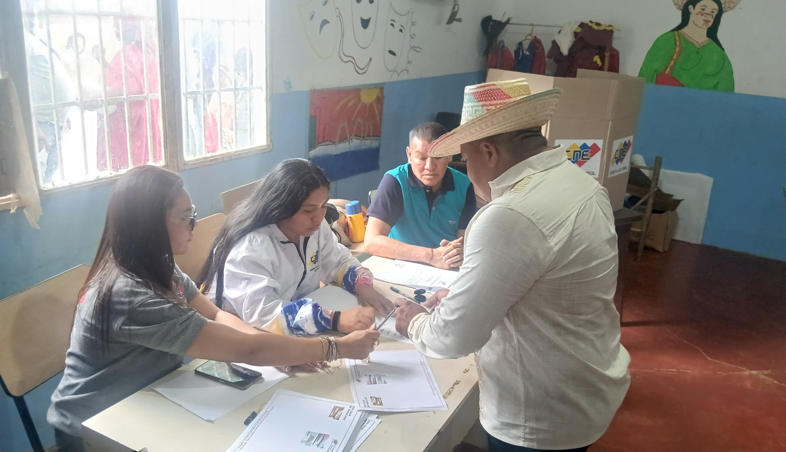 Maracaibo.- Este domingo 03 de agosto se llevó a cabo una jornada electoral para elegir a los concejalas y concejales indígenas de Venezuela, en el estado Zulia fueron habilitados centros de votación en 20 municipios.
