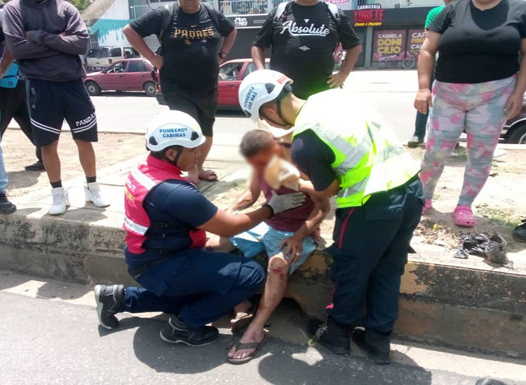 Dos heridos en colisión entre vehículo y moto 