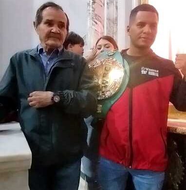 El boxeador Carlos Cañizales ofrendó su cinturón de Campeón Mundial a la Virgen de Chiquinquirá (4)
