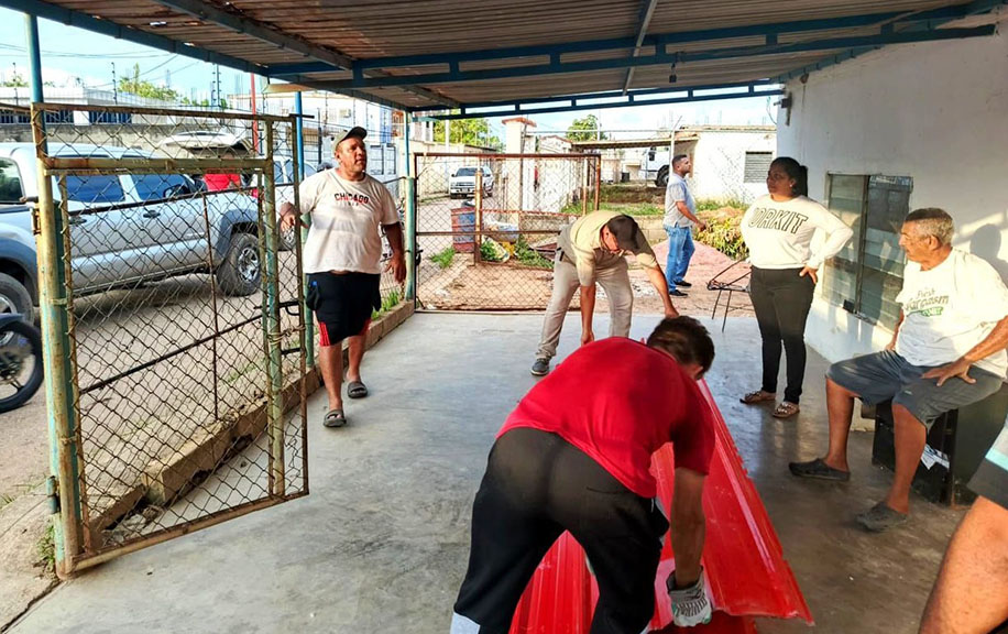 La Gobernación del Estado Zulia entregó ayudas a más de 30 familias del municipio Lagunillas afectadas por los fuertes vientos dela semana pasada.