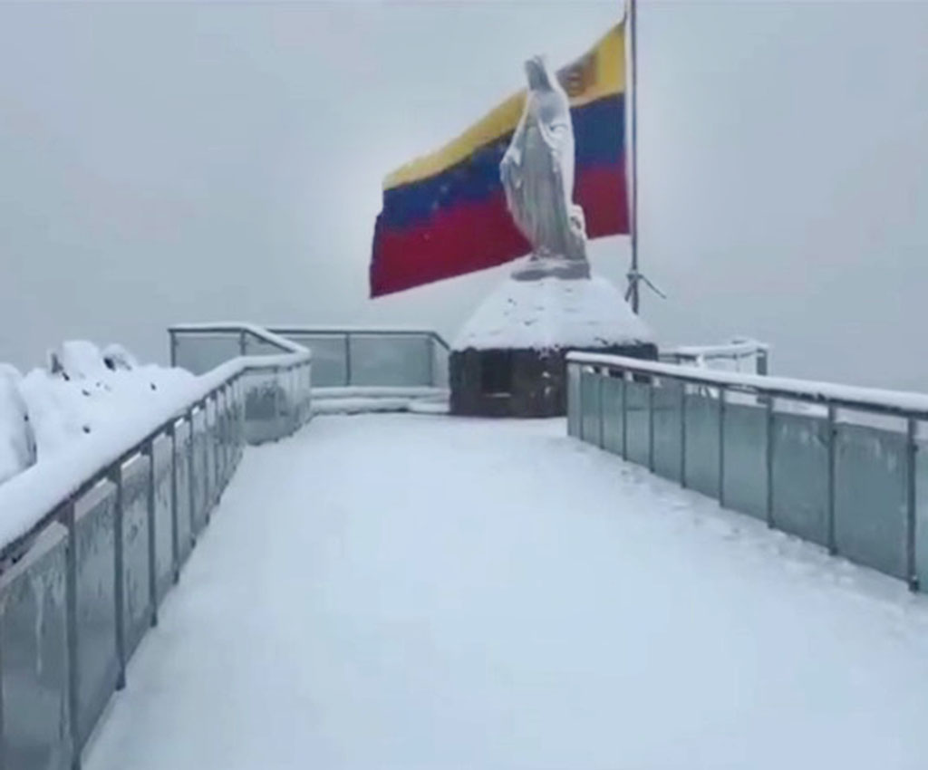 Espectacular nevada cubrió el Pico Espejo este domingo