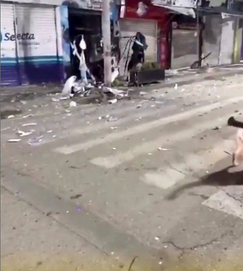 Internacionales.- Aproximadamente a las 3:00 de la madrugada de este viernes, el pánico se apoderó de un sector de Caquetá, en Colombia, pues una fuerte explosión sacudió el centro de Florencia, causando pánico y daños materiales en el sector.