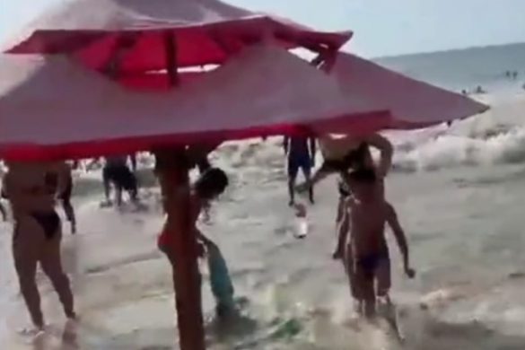 Evacuan playas de La Guaira tras sorpresivo fuerte oleaje2