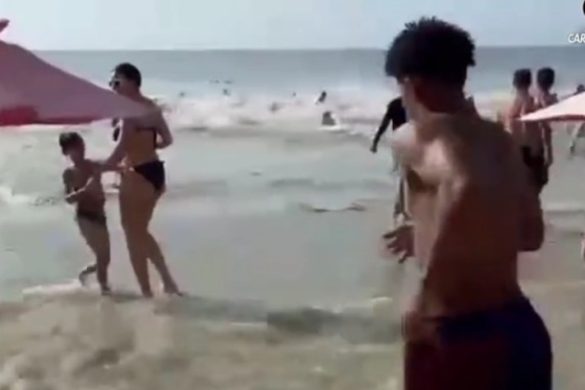 Evacuan playas de La Guaira tras sorpresivo fuerte oleaje3