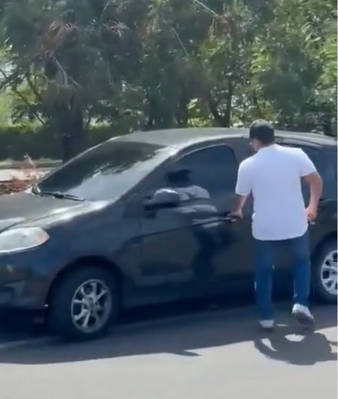 Hombre desconocido arranca valla en Colombia con recompensa por Nicolás Maduro (2)