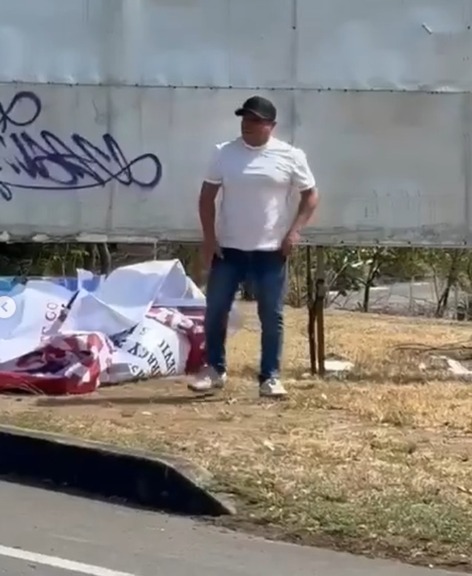 Hombre desconocido arranca valla en Colombia con recompensa por Nicolás Maduro (3)