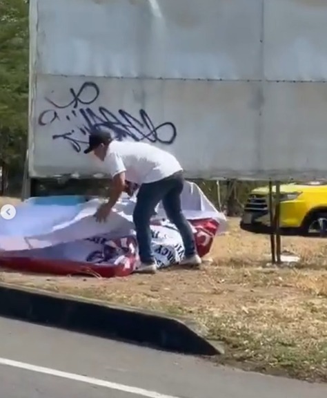 Hombre desconocido arranca valla en Colombia con recompensa por Nicolás Maduro (4)