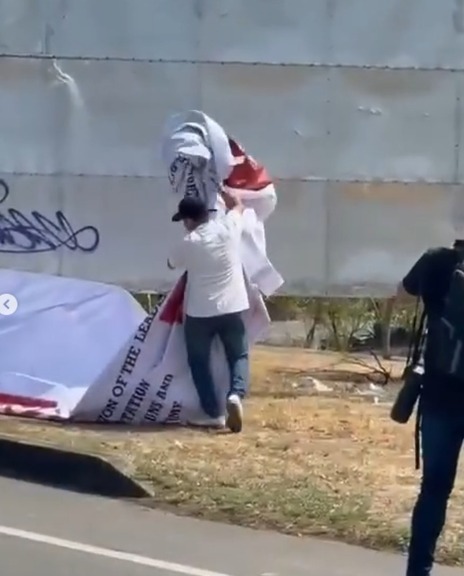 Hombre desconocido arranca valla en Colombia con recompensa por Nicolás Maduro (5)