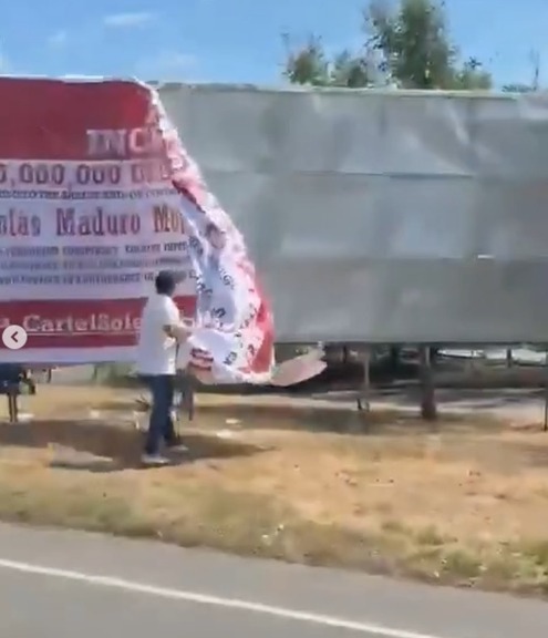 Hombre desconocido arranca valla en Colombia con recompensa por Nicolás Maduro