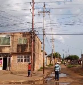 Tras los fuertes vientos acompañado de lluvias intensas que originaron fallas eléctricas en la mayoría de los sectores de Lagunillas, las empresas estatales Pdvsa y Corpoelec trabajan para normalizar en un 100 por ciento el servicio.