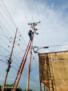 Tras los fuertes vientos acompañado de lluvias intensas que originaron fallas eléctricas en la mayoría de los sectores de Lagunillas, las empresas estatales Pdvsa y Corpoelec trabajan para normalizar en un 100 por ciento el servicio.