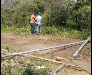 Tras los fuertes vientos acompañado de lluvias intensas que originaron fallas eléctricas en la mayoría de los sectores de Lagunillas, las empresas estatales Pdvsa y Corpoelec trabajan para normalizar en un 100 por ciento el servicio.
