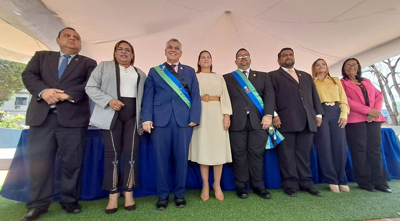 José Mosquera juramentado por los concejales como alcalde de Lagunillas ...