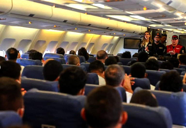 Llega vuelo número 54 