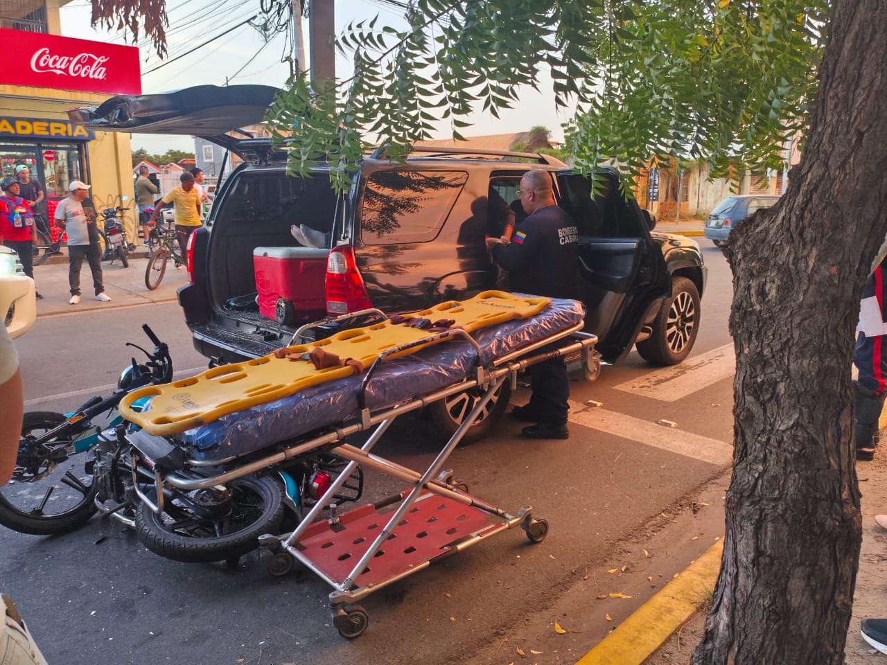Motorizado impacta contra el vidrio trasero de una Runner 