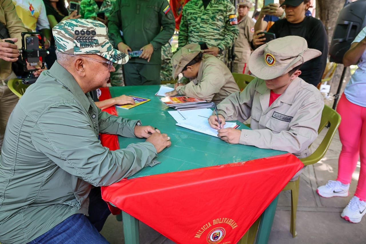 Caracas.- Este viernes continuó la jornada de alistamiento voluntario en la Milicia Nacional Bolivariana a la que asistió el G/J Néstor Reverol, donde manifestó que la Fuerza Armada Nacional Bolivariana se encuentra hoy más unida que nunca en perfecta unión cívico-militar-policial.