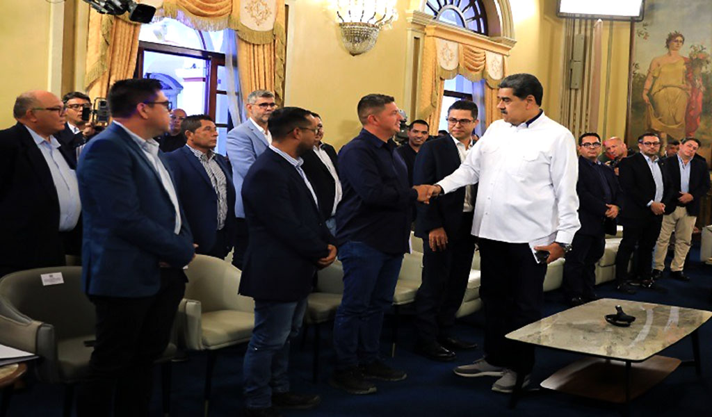 Presidente Maduro se reúne con alcaldes de oposición en Miraflores