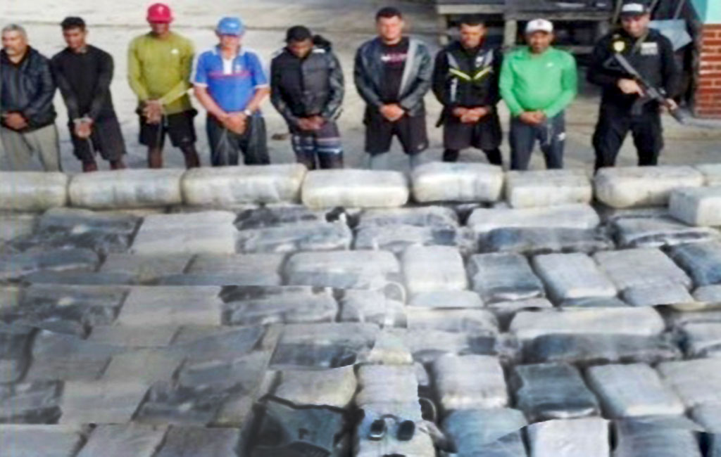 Privados de libertad los 8 sujetos capturados con 3 mil kilos de droga en costas de Falcón