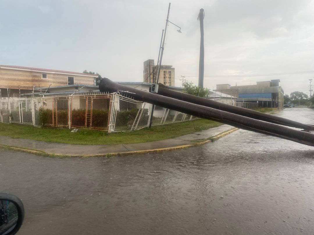 Ráfagas de viento y lluvias intensas azotaron a Lagunillas 1 .jpg 