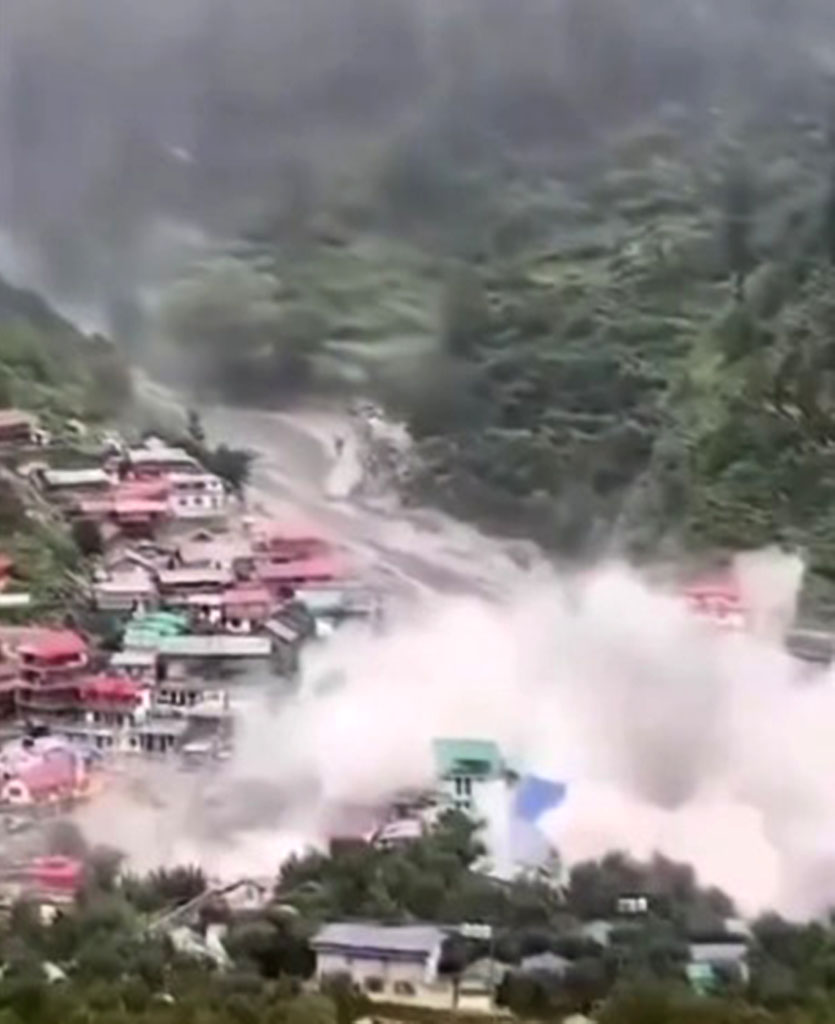 Riada de agua y lodo arrasa con una aldea en la India