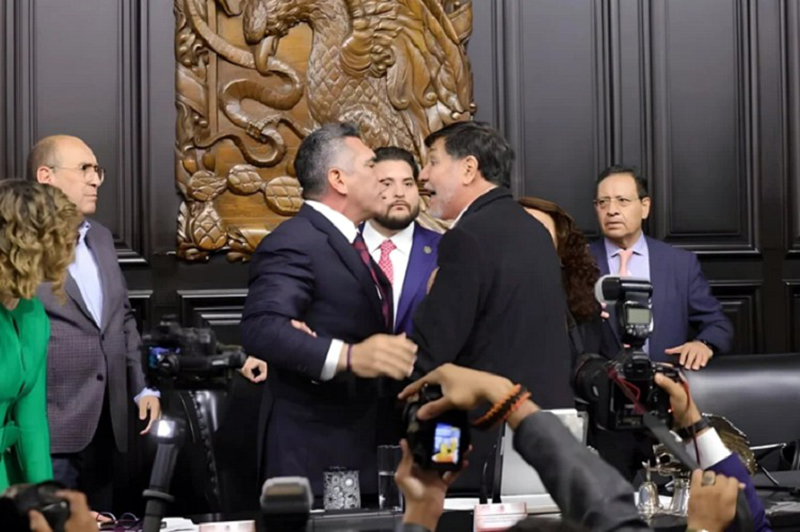 Senadores mexicanos se cayeron a golpes en el Congreso