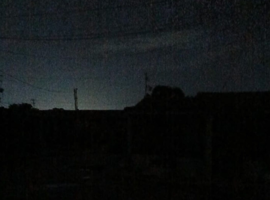 Luego de registrarse fuertes vientos y precipitaciones, varios sectores de la parroquia Venezuela, Libertad y Paraute (Alonso de Ojeda) de Lagunillas quedaron sin electricidad durante la tarde y noche de este cuatro de agosto de 2025.