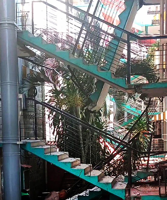 Sucesos.- Un colapso estructural se registró en las primeras horas de la mañana de este viernes 19 de septiembre, cuando la escalera principal del Edificio 1A de la urbanización Parque Alto se derrumbó súbitamente.