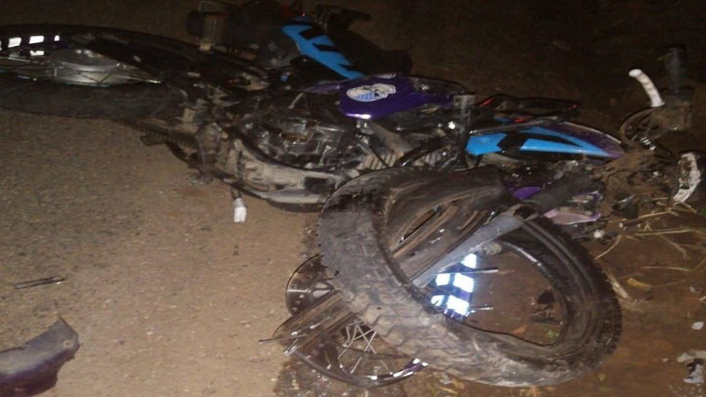 Tras el fatal incidente, falleció el conductor de la motocicleta Josué Oliveros, quien era integrante del Órgano de Dirección y Defensa Integral (ODDI) en la localidad lagunillense, debido al fuerte impacto.