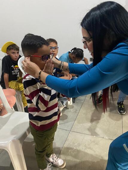 Alcaldía de Maracaibo entregó 21 lentes correctivos a niños y niñas en edad escolar (3)