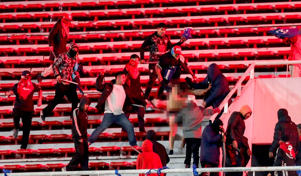 Argentina sanciona a hinchas chilenos tras brutal violencia en un partido de fútbol
