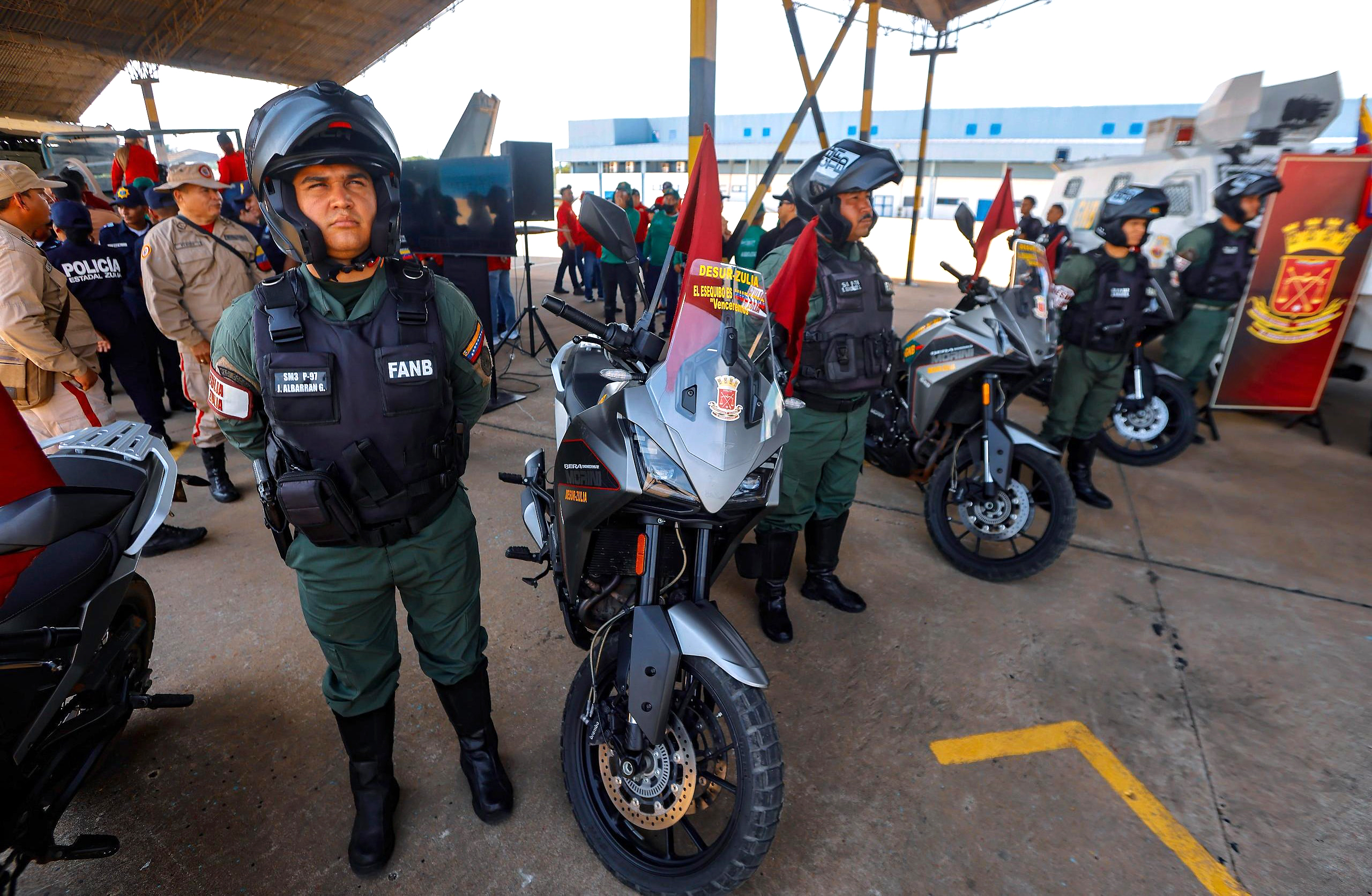 Desde la Base Aérea Rafael Urdaneta (Baru), situada en el municipio San Francisco, el Gobernador Bolivariano Luis Caldera manifestó que los zulianos acudieron masivamente en los 20 cuarteles de la entidad, para unirse con mayor firmeza a la Fuerza Armada Nacional Bolivariana (Fanb) y entrenarse para garantizar la paz.