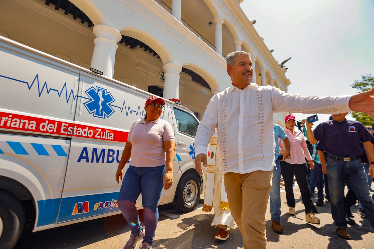 Caldera entregó siete ambulancias en Zulia