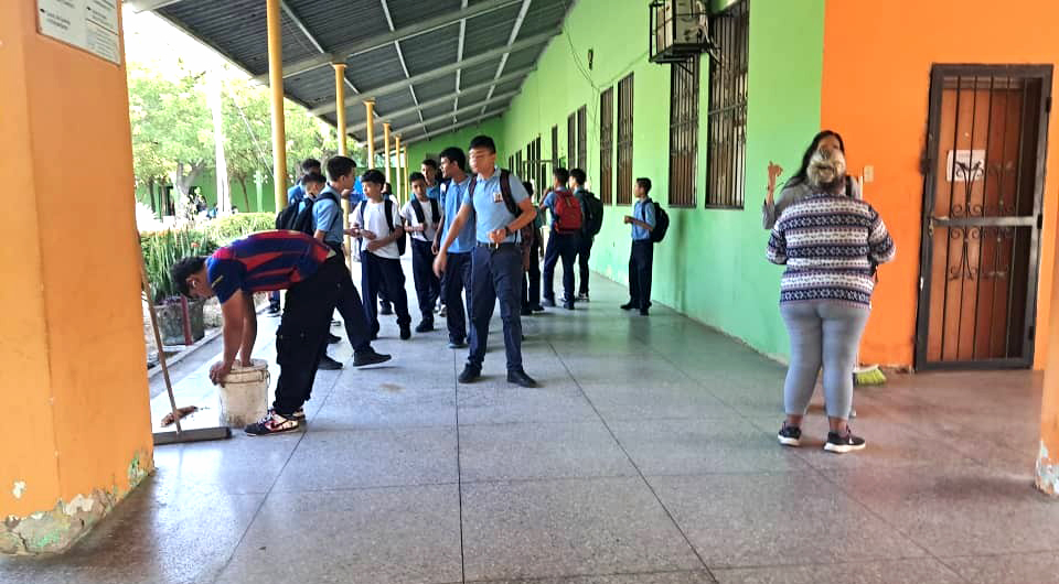 Estudiantes retornan a clases tras sismos