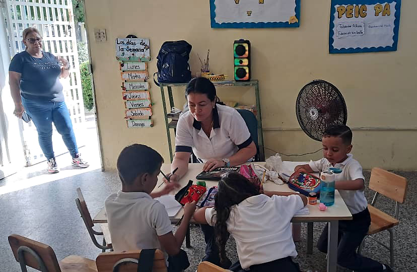 Estudiantes retornan a clases tras sismos