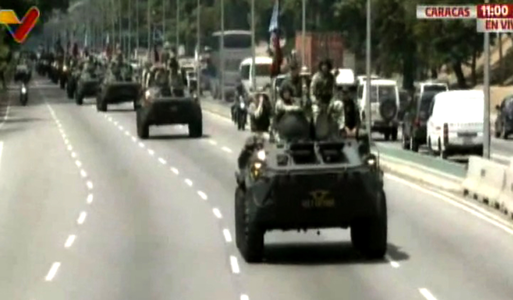 FANB realiza kilométrica caravana de vehículos militares en Caracas
