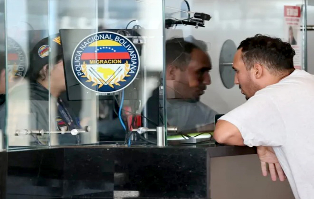 Llegan al país 259 migrantes venezolanos en vuelo procedente de EE UU