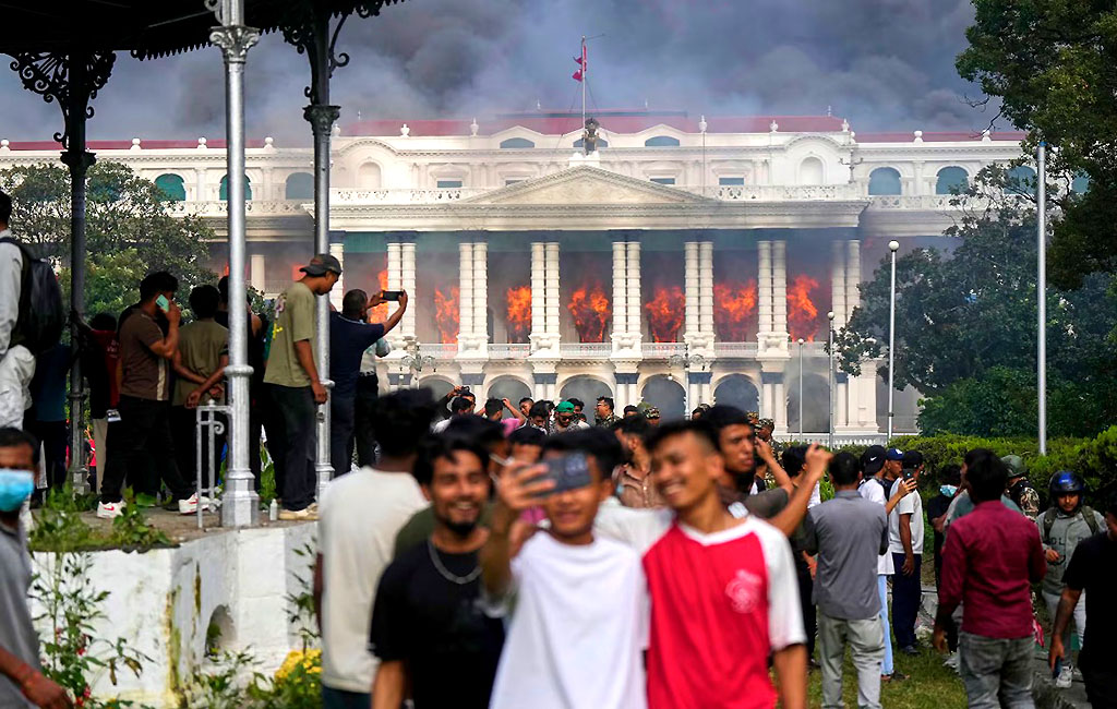 Renuncia primer ministro de Nepal