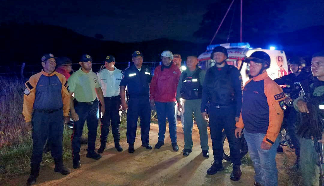 Rescatan a 16 personas tras crecida de río en el municipio Baralt