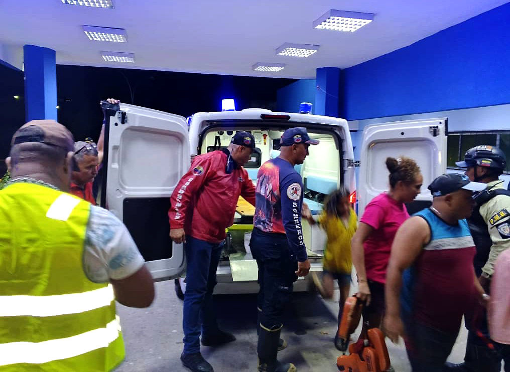 Rescatan a 16 personas tras crecida de río en el municipio Baralt