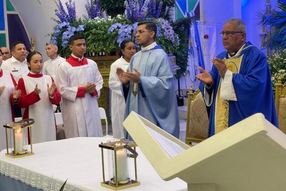 Santa Rita dio inicio a sus fiestas patronales con la bajada de la Virgen del Rosario de Aránzazu. (3)