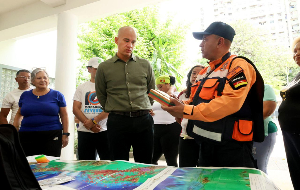 Venezuela impulsa comités escolares para enfrentar catástrofes naturales