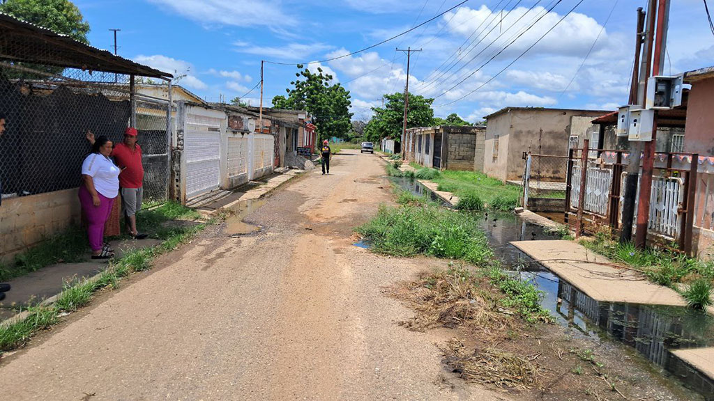 El colapso de un colector en la calle 10 del sector La Victoria del municipio Valmore Rodríguez del estado Zulia afecta a varias familias, quienes piden una pronta solución.