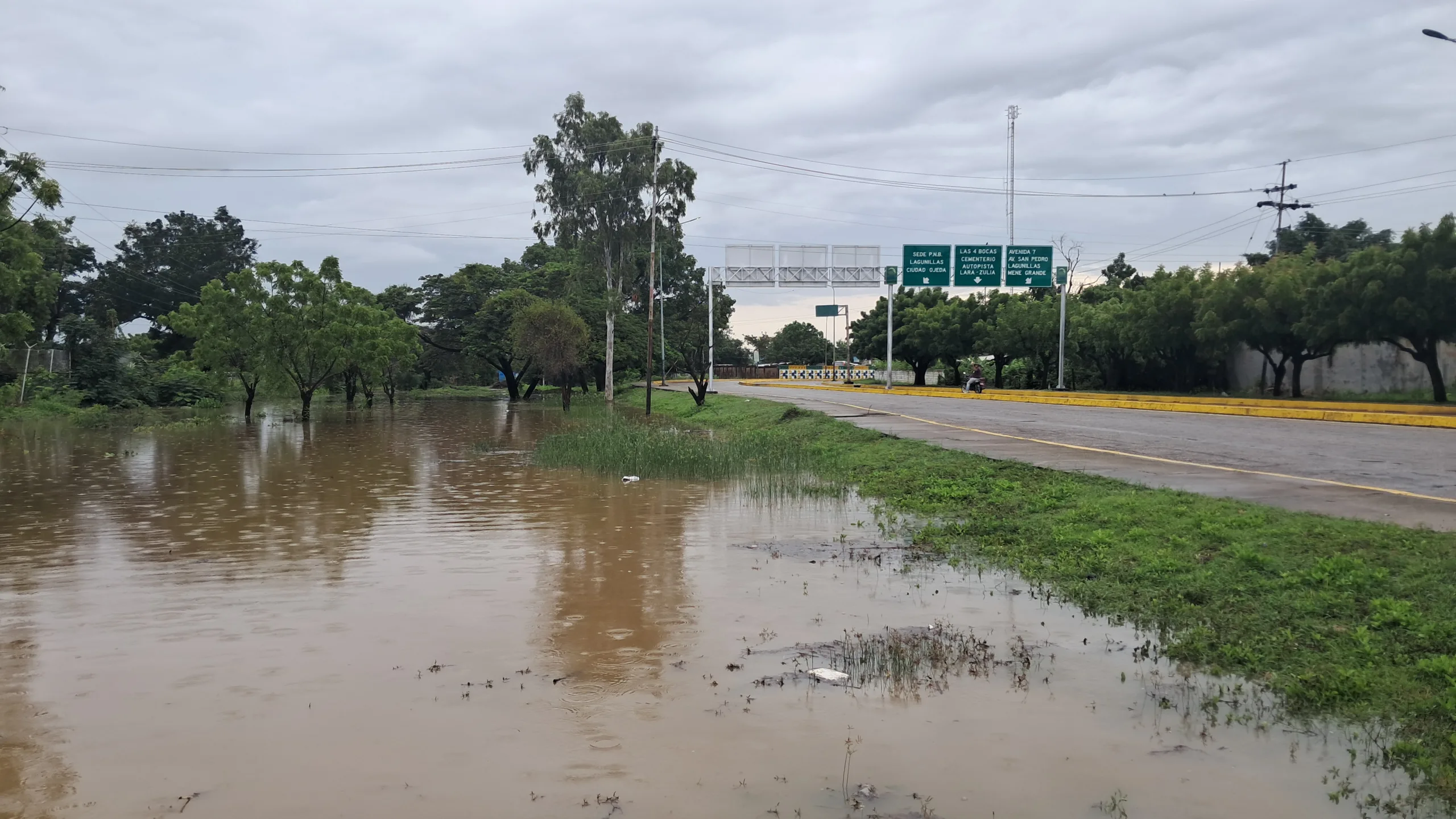 Bachaquero registra fuertes inundaciones