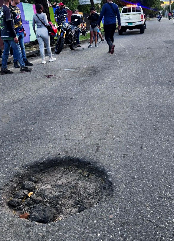 Agente inmobiliaria muere al caer tras perder el control de su moto