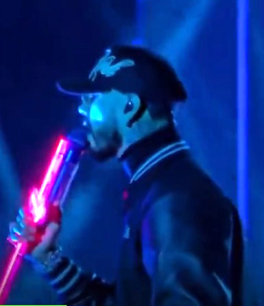 Anuel es sorprendido en pleno show y se lleva un gran susto